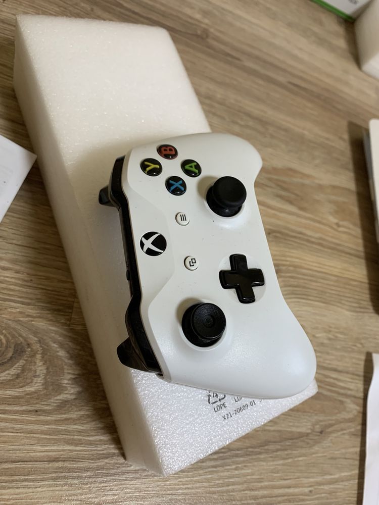 Продам Xbox one s 1 tb