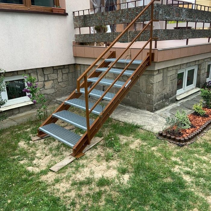 Schody metalowe zewnętrzne  stalowe techniczne krata