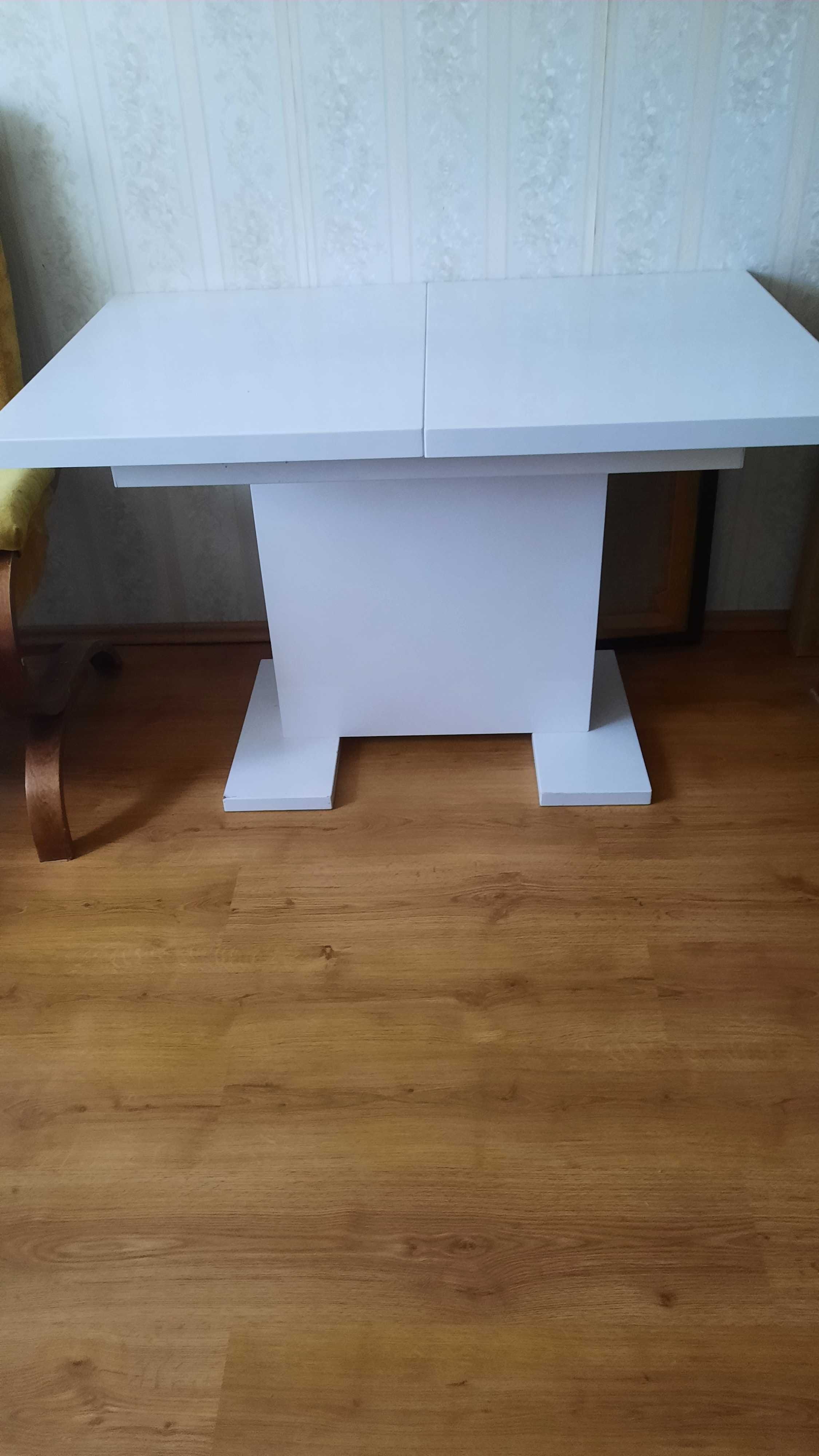 Stół rozkładany w białym połysku