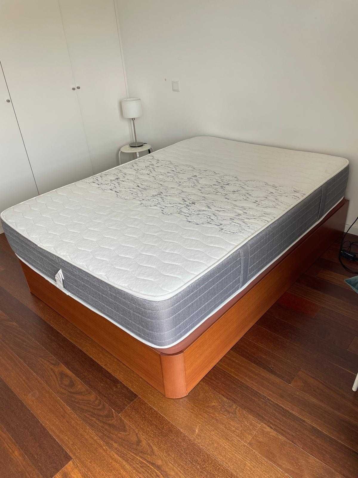 cama com estrado de arrumação
