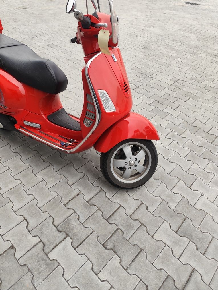 Vespa GTS 125/50 uszkodzona 2003 rok