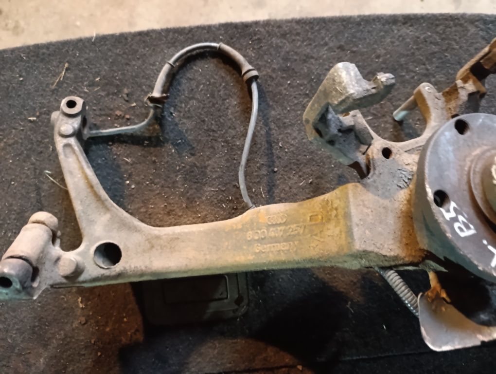Zwrotnica piasta lewa zawieszenie audi A6 C5 a4 b5 volkswagen passat B