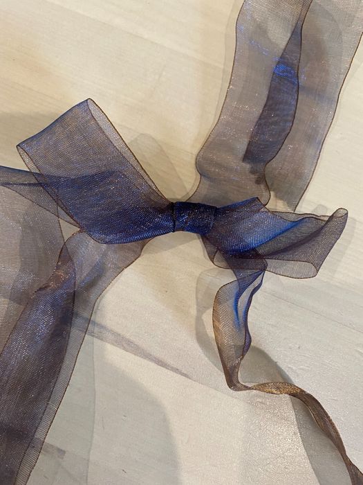 Colar dourado com fita em organza de seda