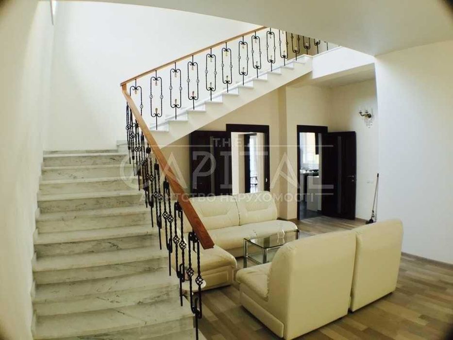 ОРЕНДА Великий сімейний будинок з терасою та камінном поруч із метро!