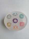 Palma oval de selenite com os 7 chakras