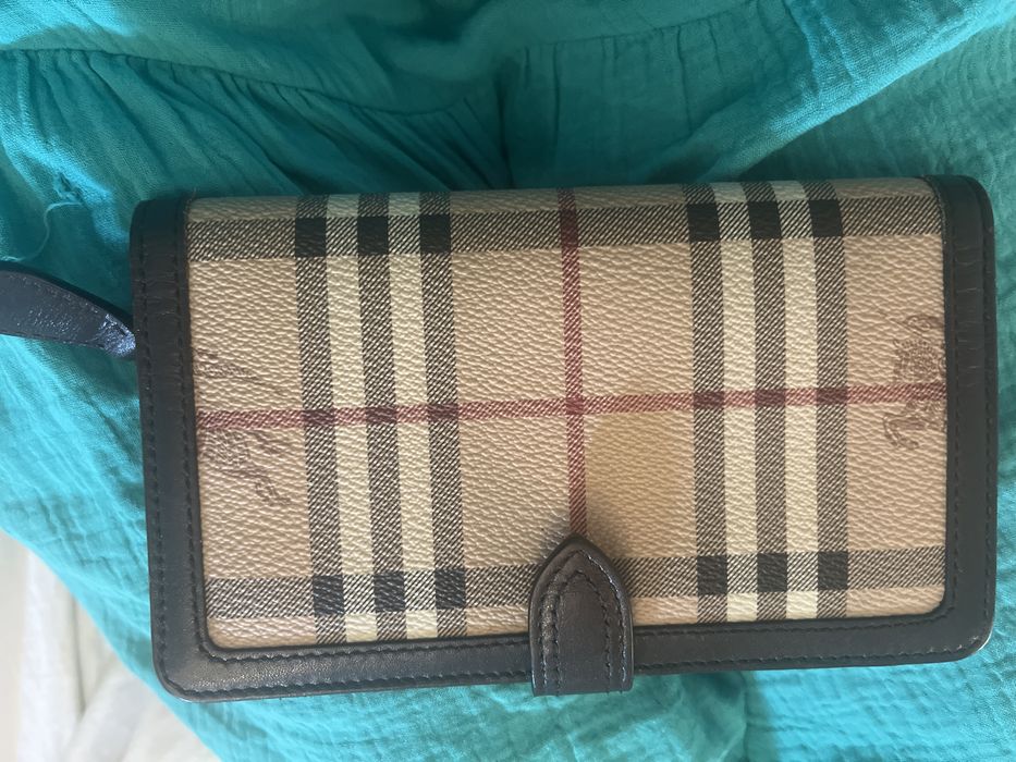Porta moedas marca Burberry