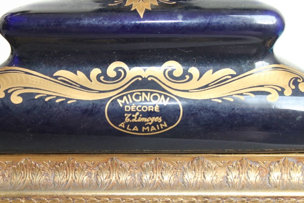Elegante conjunto Relógio e Candelabros Limoges Mignon decorado à mão