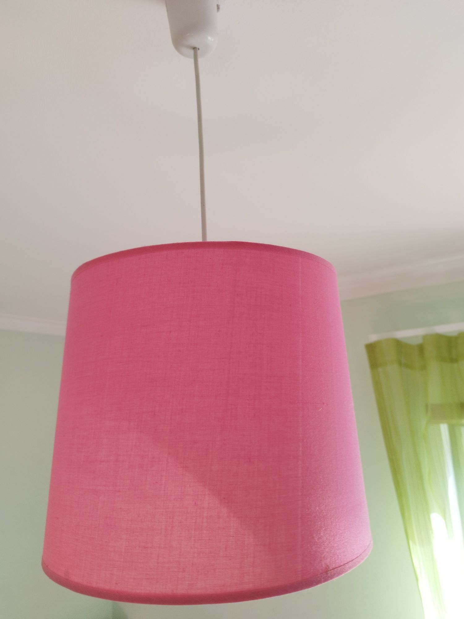 Candeeiro de teto em cor de rosa