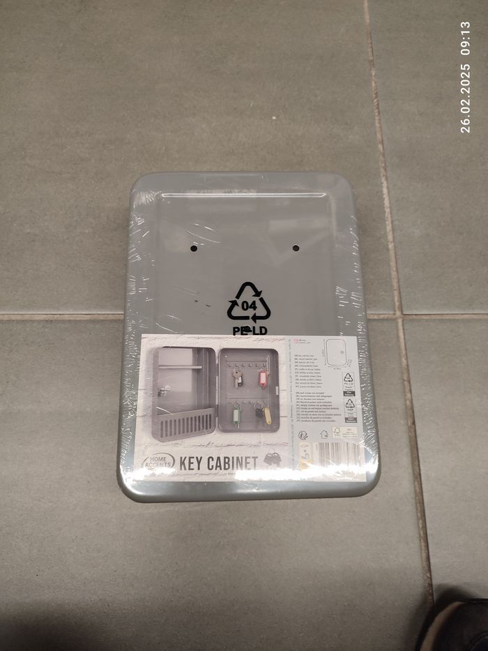 Nowa szara metalowa szafka na klucze