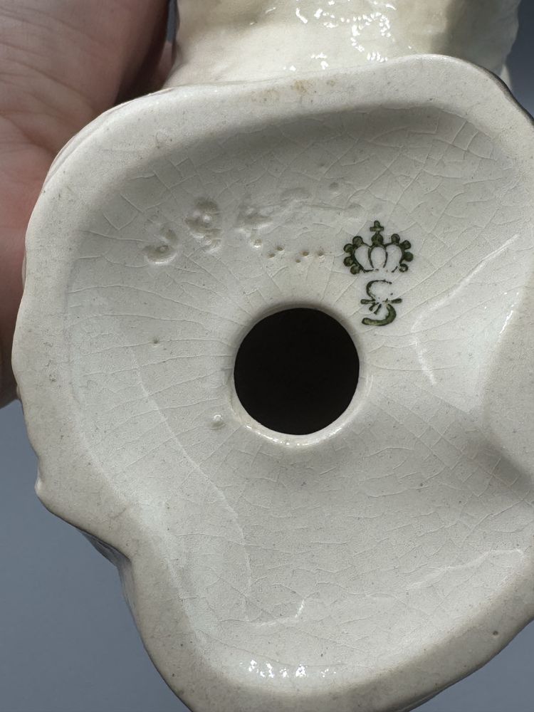 Porcelanowy siedzacy piesek