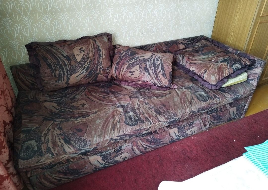 Rozkładane łóżko z pojemnikiem na pościel + poduszki