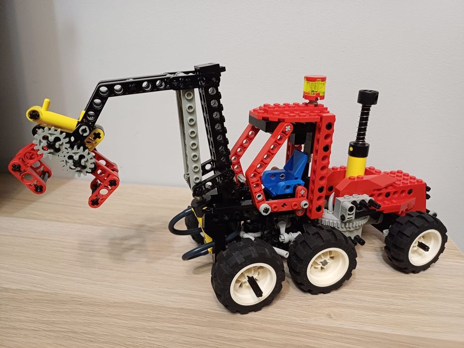 LEGO 8443 Technic Pneumatyczny Traktor leśny