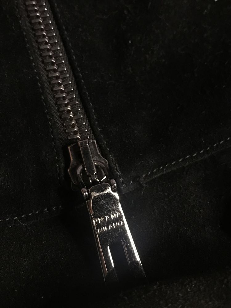 Чорні замшеві бофорти Prada.