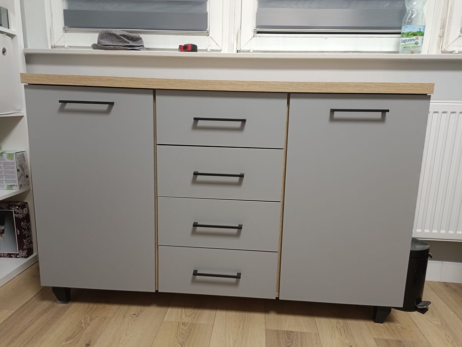 Pojemna, jasnoszara  komoda