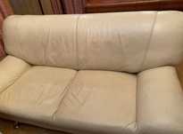 Skórzana kremowa sofa na ozdobnych nóżkach