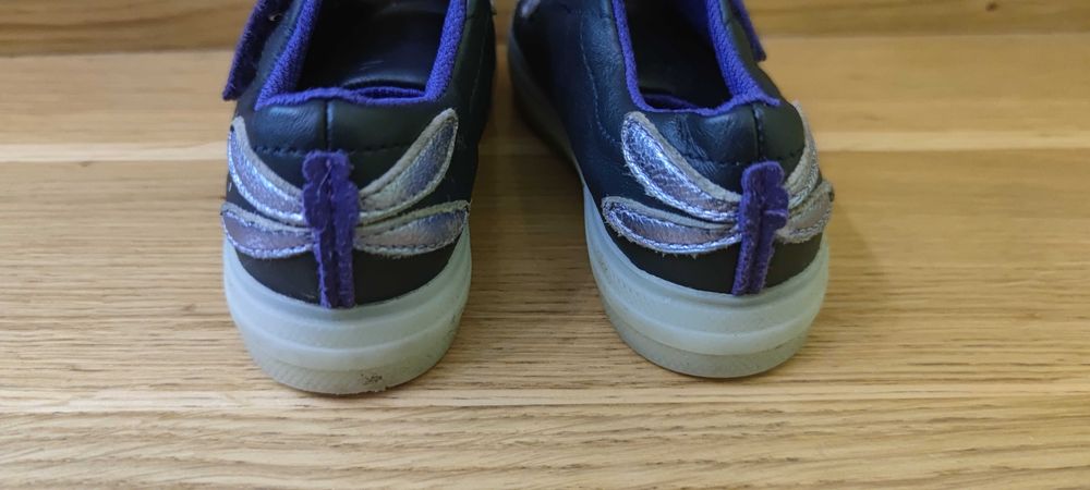 Jak nowe 25 26 Clarks skóra buty sportowe adidasy dla dziewczynki