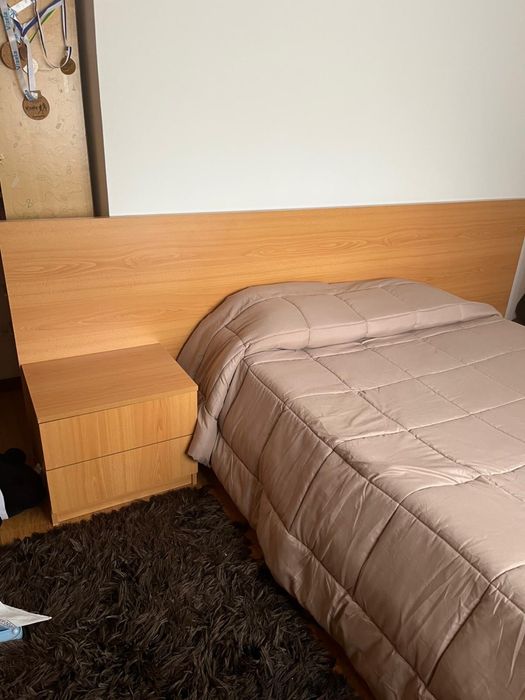 Cama de casal com 2 mesinhas de cabeceira