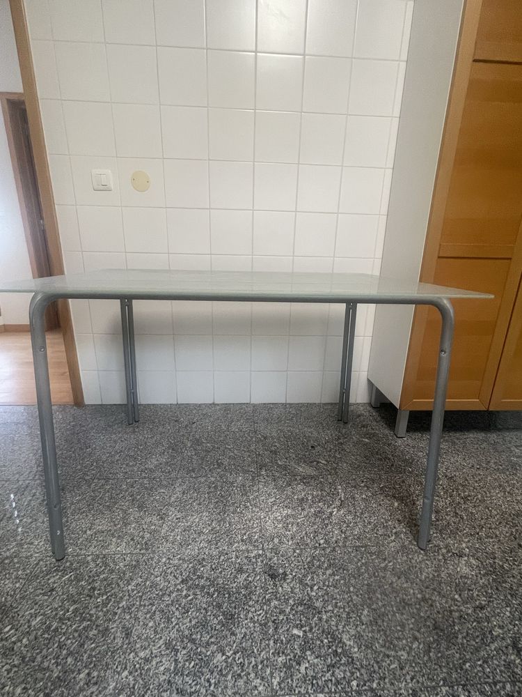 Mesa com tampo em vidro