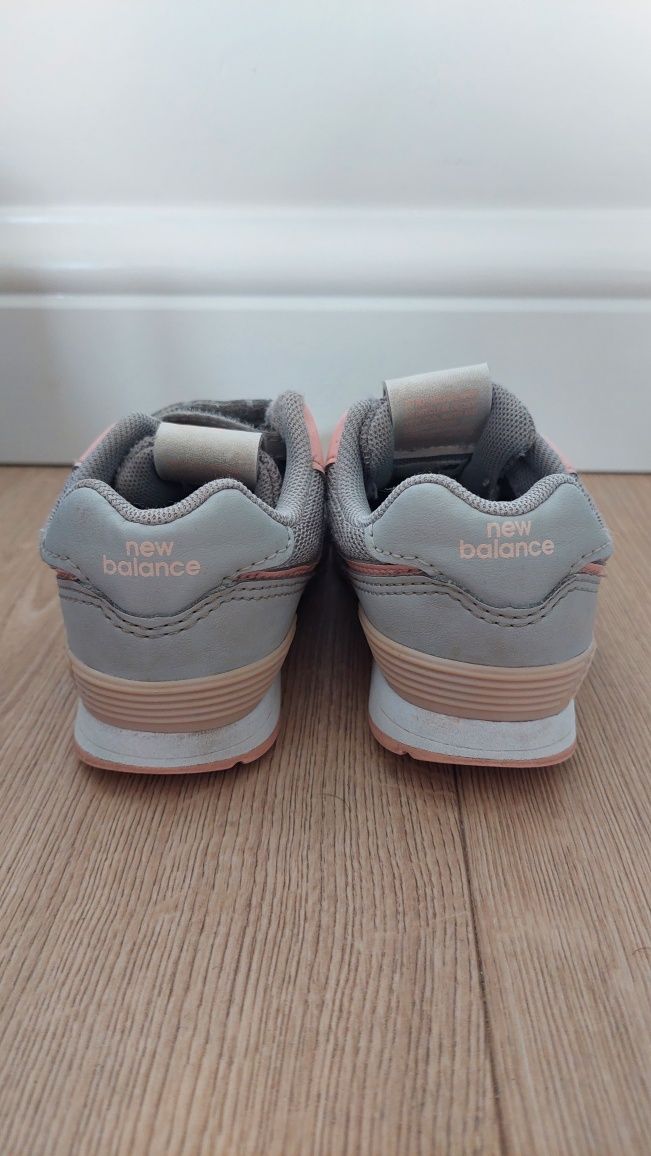 Snickersy dziewczęce na rzepy new balance 24