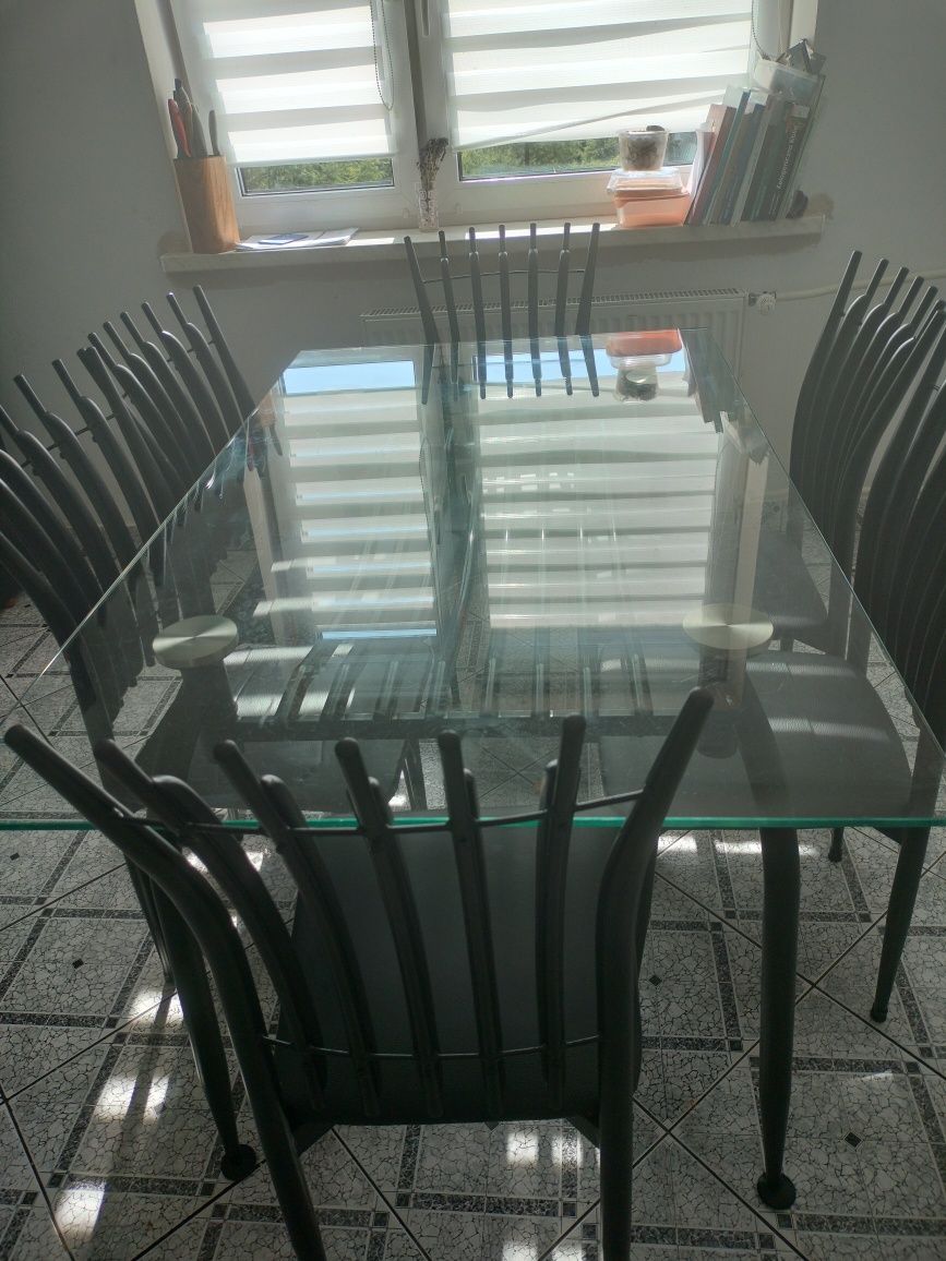 Stół szklany z krzesłami.
