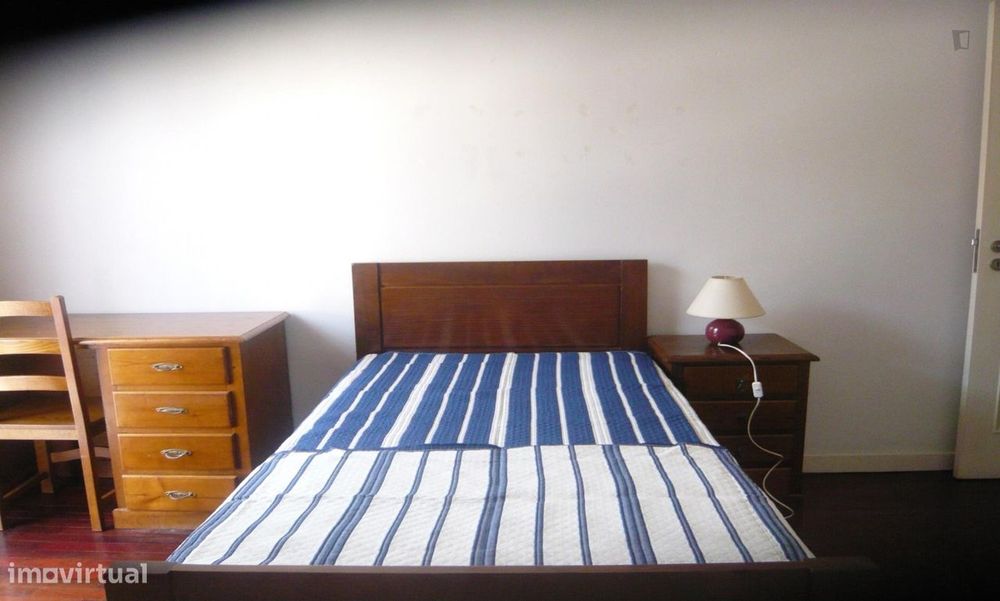 272037 - Quarto com cama de solteiro, com casa...