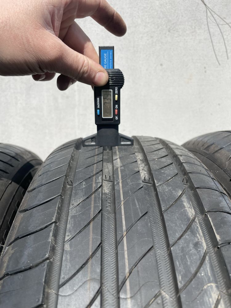 Шини Колеса Резина R17 215/65R-17 MICHELIN