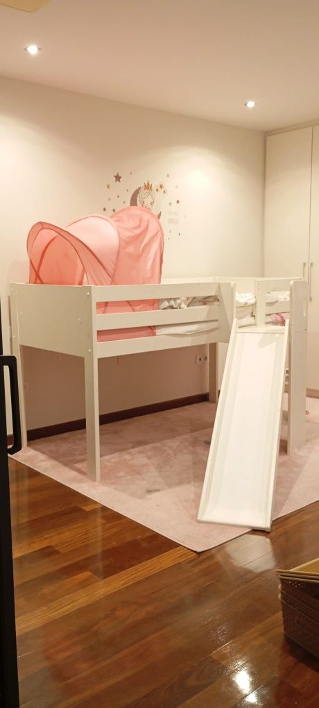 Cama alta com escorrega para criança