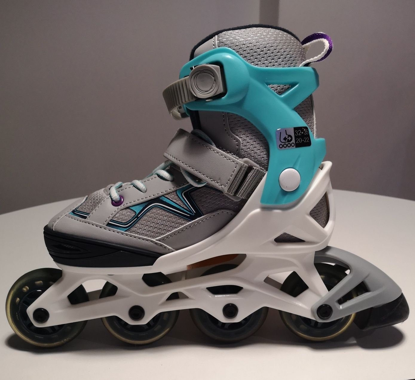 Conjunto de patins em linha, capacete e set de protetores