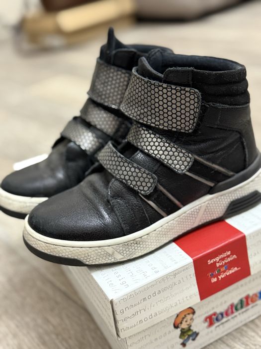 Дитячі шкіряні боти 32 розмір як на дічинку так і на хлопчика