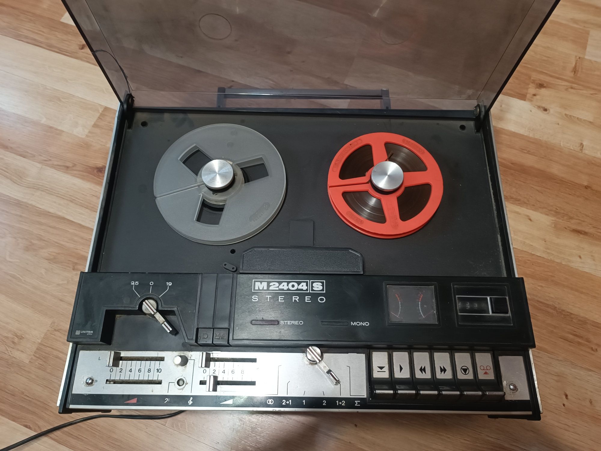 Sprzedam magnetofon szpulowy UNITRA M2404s