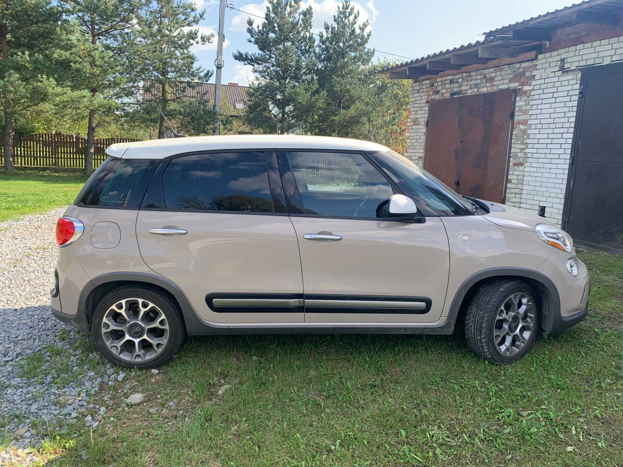 Свіжопригнаний американець Fiat 500 L