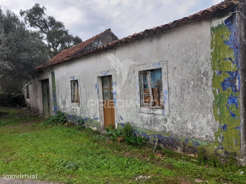 Moradia térrea T5 para reconstruir em Valverde - Alcanede