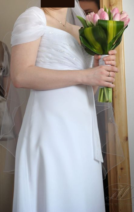 Suknia ślubna z trenem 38