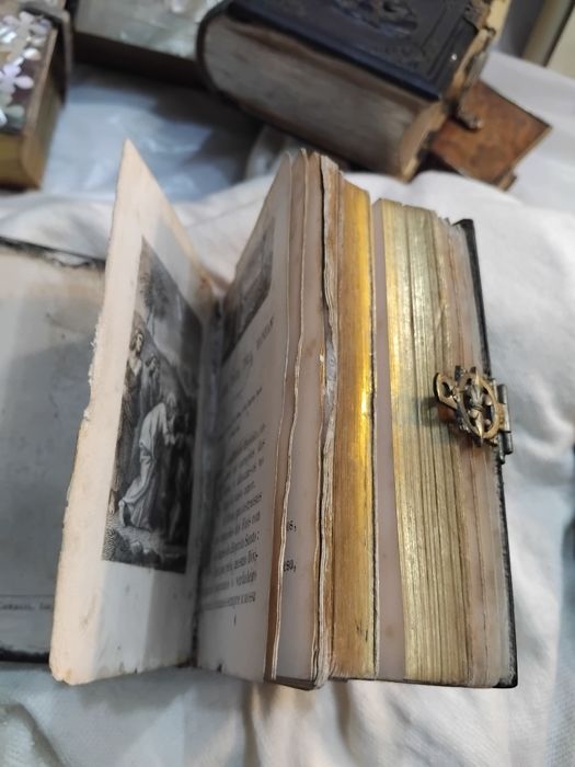 Livro antigo, missal com santa  prateada  na capa