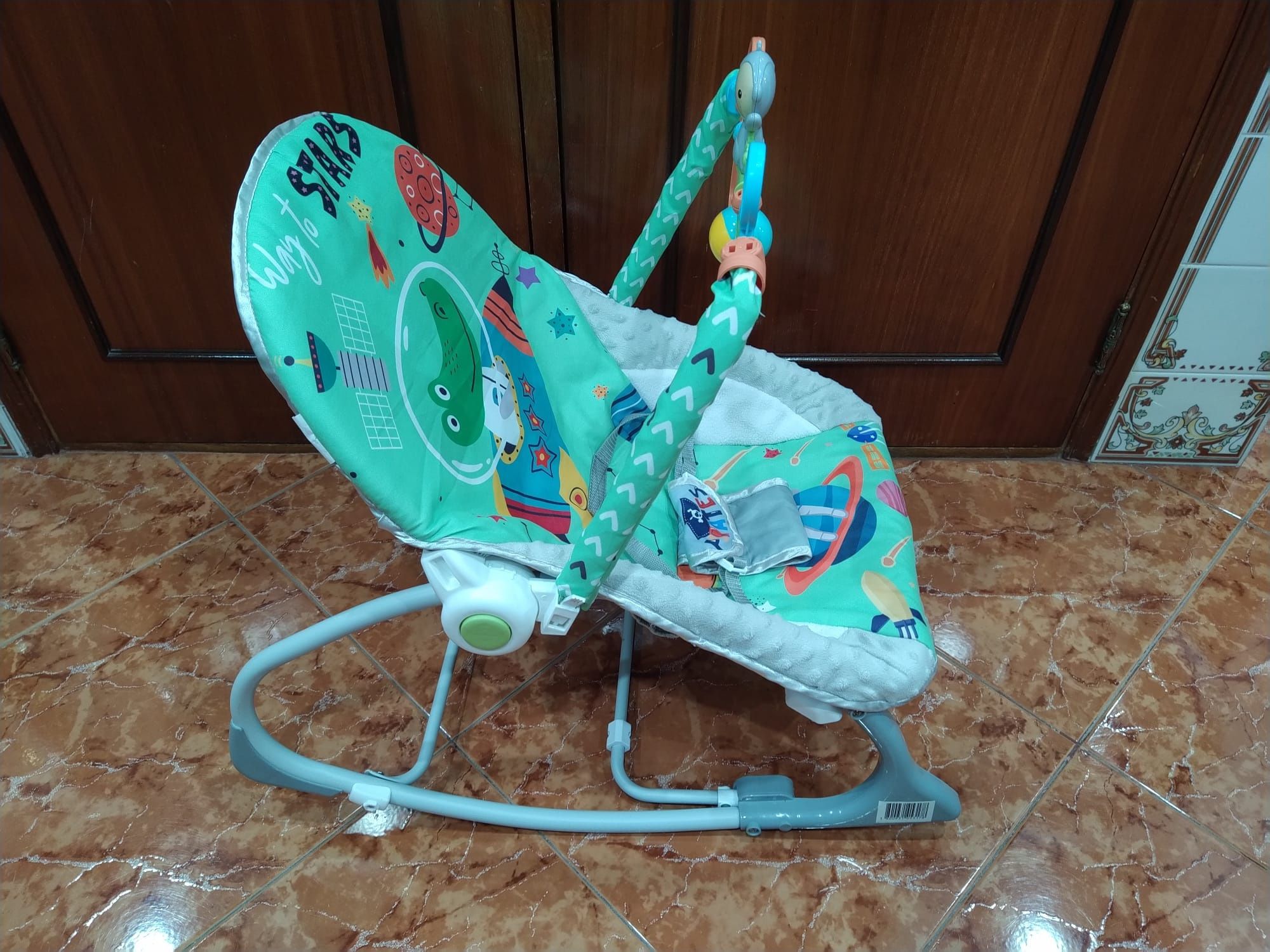 Espreguiçadeira e cadeira com atividades e música para bebé casa.