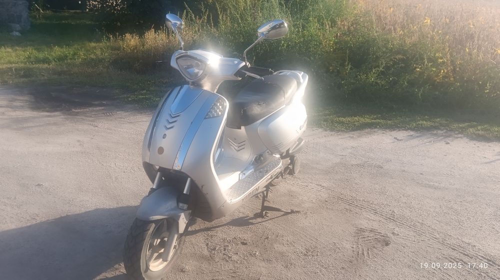 Скутер китаєць продам