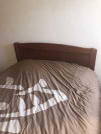 Cama de casal em madeira