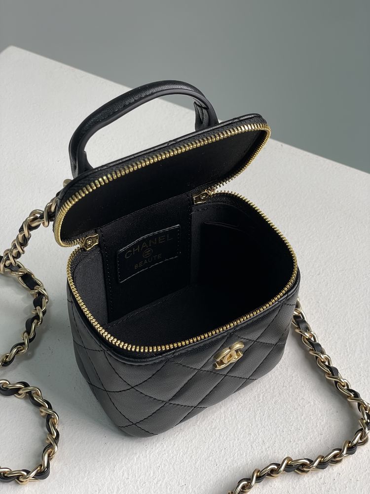 Сумка Chanel Classic Lambskin Pearl Crush Mini Vanity Case