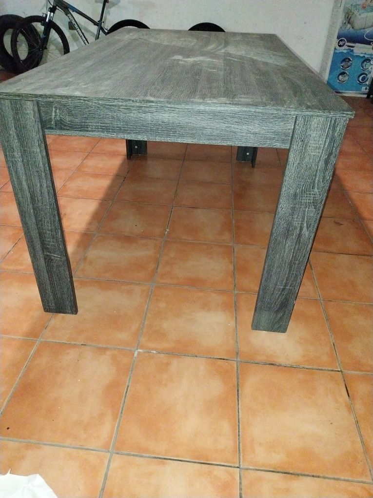 Mesa em cinza escuro