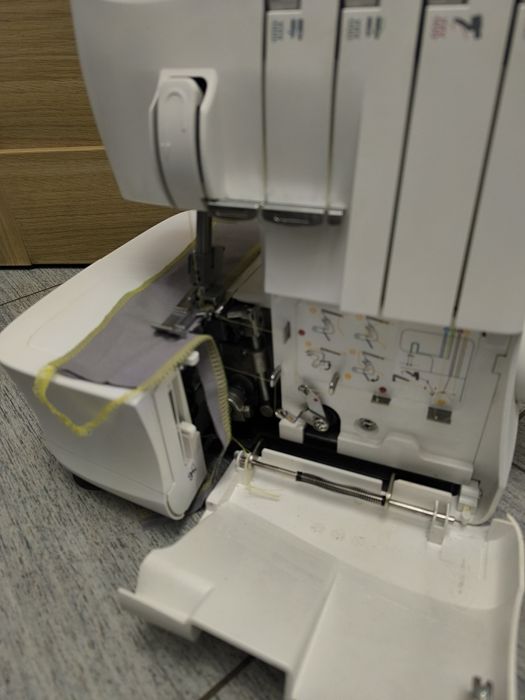 Maszyna do szycia overlock Singer