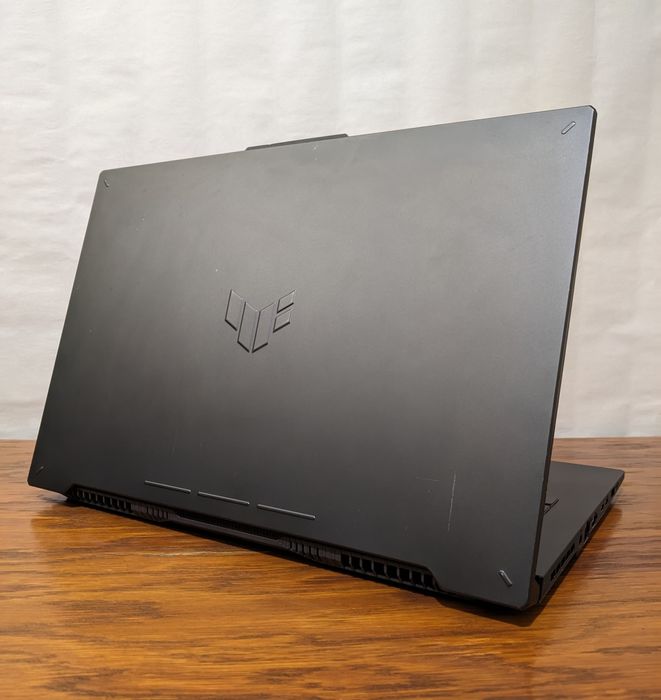 Asus tuf A17 rtx4050 Ryzen 9 7940hs