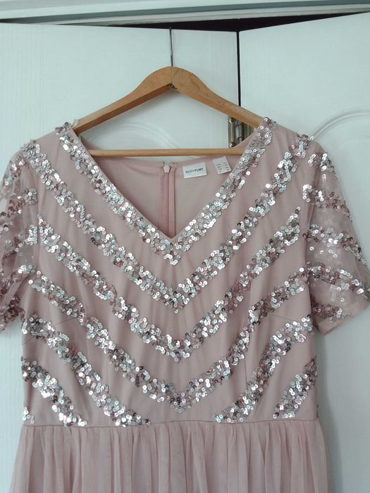 Piękna długa sukienka 42