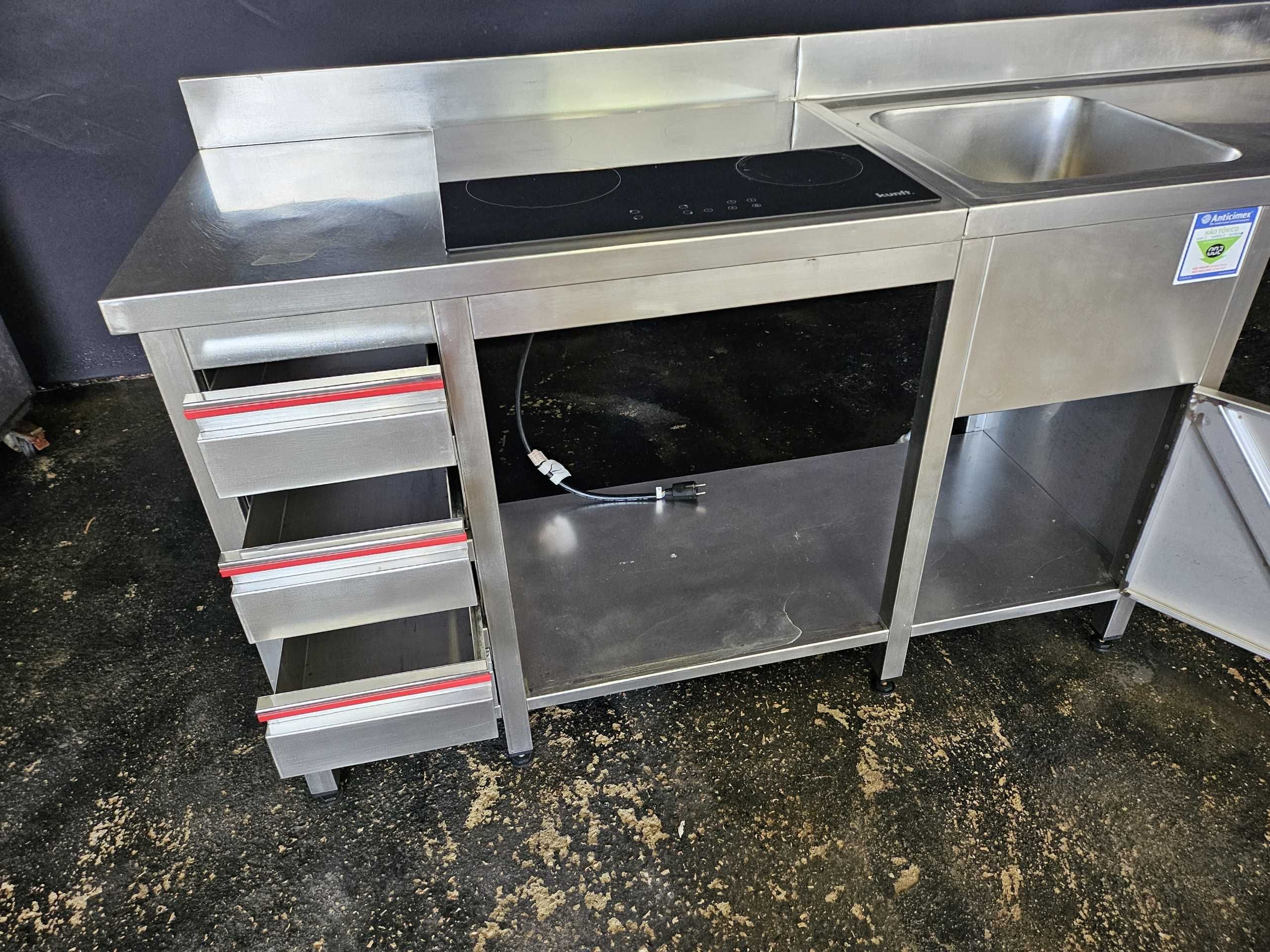 Bancada em inox com lava loiça e fogão