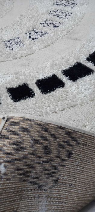 Килим кімнатний в хорошому стані.