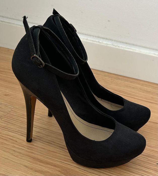 Sapatos pretos compensados de salto alto Bershka