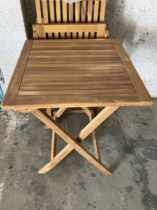 2 cadeiras e 1 mesa para exterior de madeira