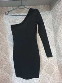 Черное платье на одно плечо