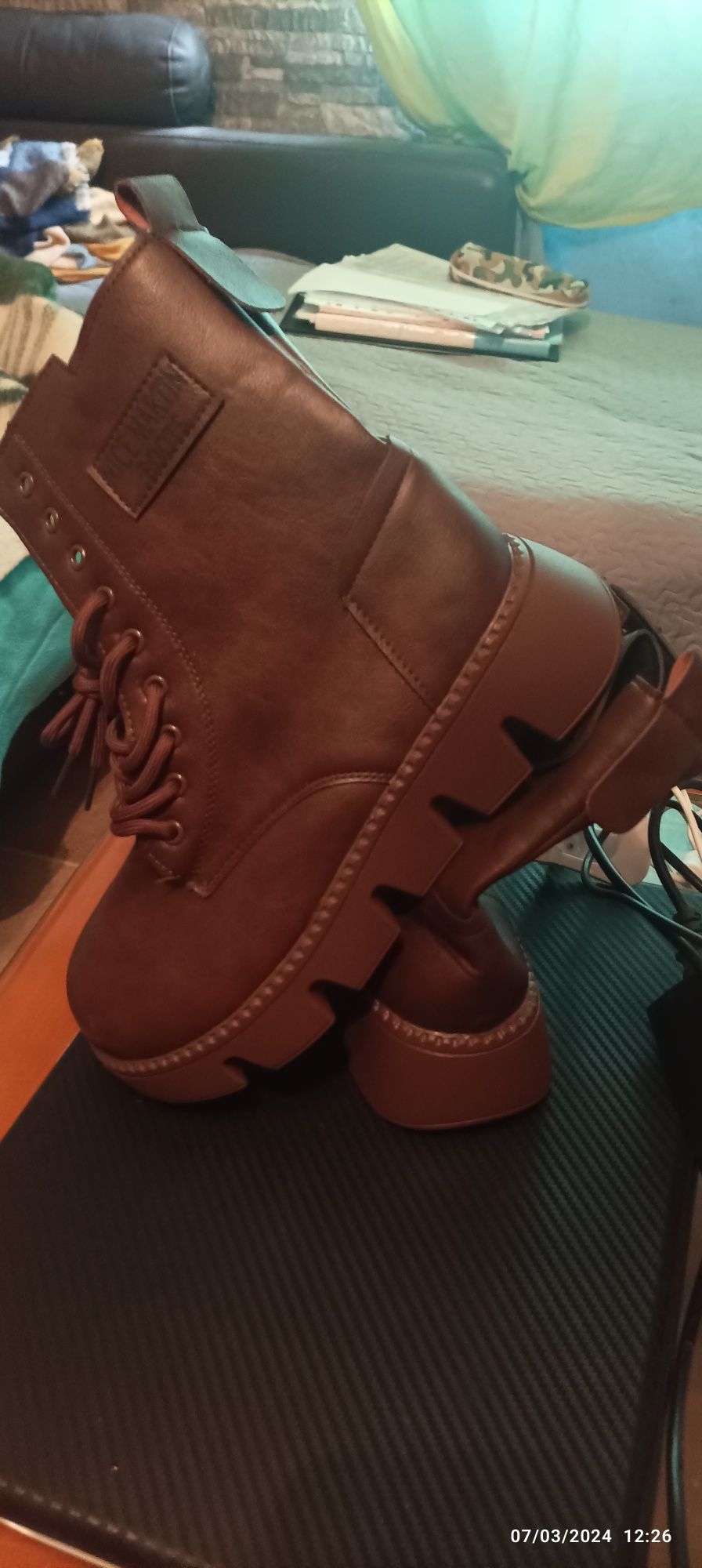 Vendo estás botas novas. E os tênis tb novos não gostei deles