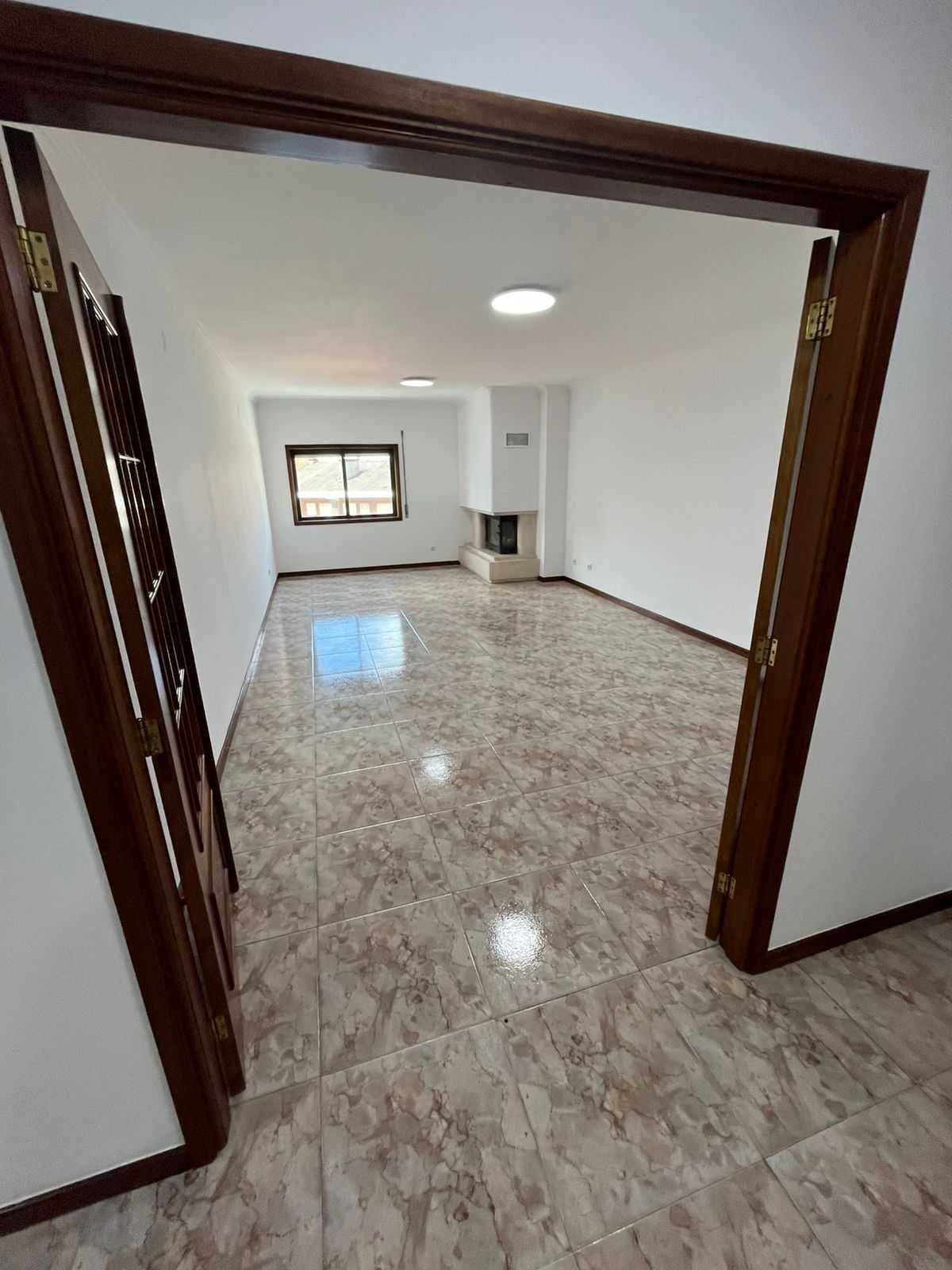 Arrendar Apartamento T3 178 m + Garagem 18m - 3 casas de banho 2 Suite