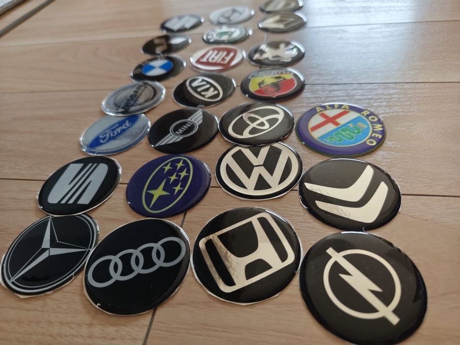 Naklejki z logo aut samochodów 24szt.